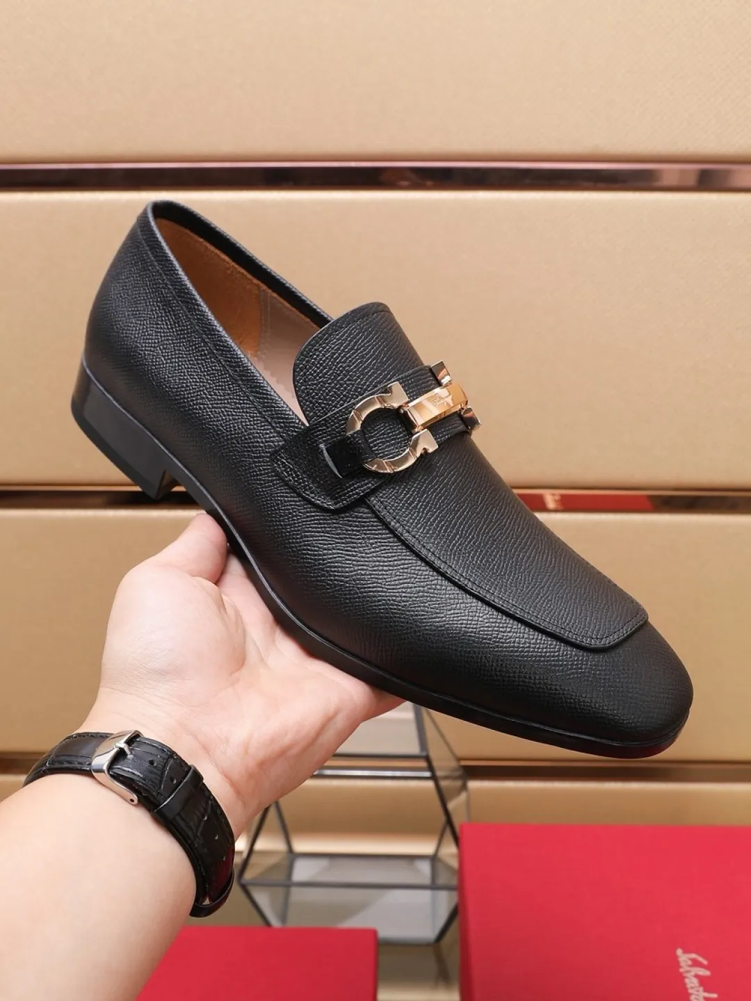 P620💰🔥《Ferragamo》👏Latest • High-end top brand luxury ~ purchasing agency, top quality ~. New fashionable business men's shoes 🔜The uppers are made of original palm-print cowhide➕cowhide·lining, with fine workmanship. The original stylish and soft combination wear-resistant and non-slip outsole is light and comfortable on the foot. The real thing looks better when photographed in person. Color: two colors available. Number of yards: 38/45 yards